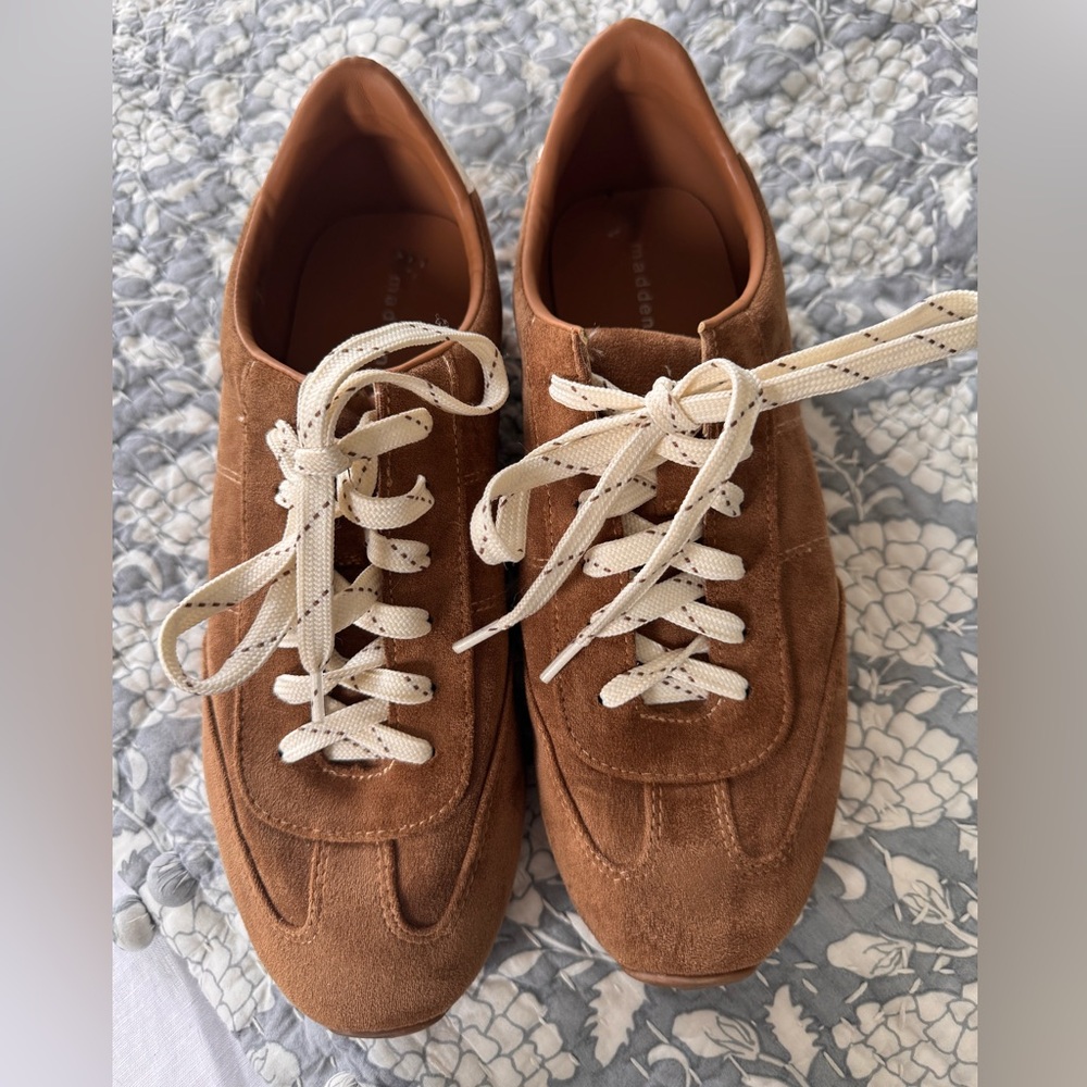 Madden Girl Brown Suede Women’s low profile Sneakers with Cream Laces Size 9.5
